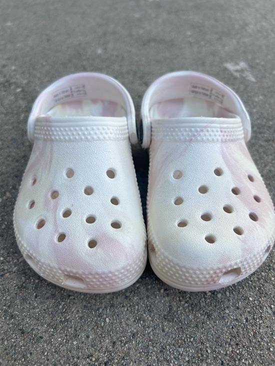 CROCS Other - CROCS Toddler Classic Pink/White Marbled Iridescent Clogs C7